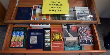 Wystawa starych fotografii i księgozbioru tematycznie związanego z miastem – Gdańsk 