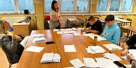 Powiększ grafikę: -glosy-policzone-podsumowanie-wyborow-i-referendum-w-zse-718580.jpg