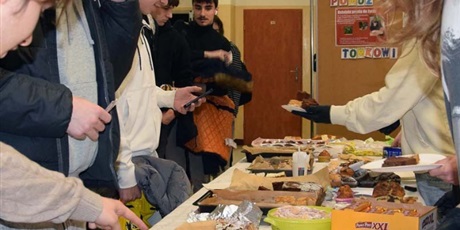 Powiększ grafikę: czerwona-sroda-kiermasz-ciast-dla-tomka-677087.jpg