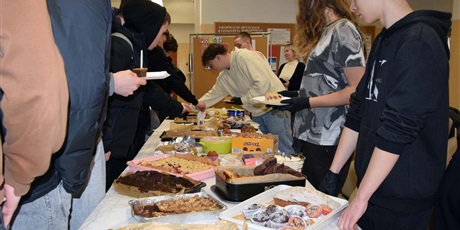 Powiększ grafikę: czerwona-sroda-kiermasz-ciast-dla-tomka-677088.jpg