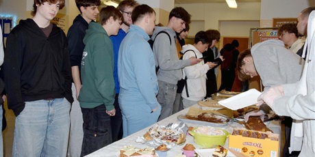 Powiększ grafikę: czerwona-sroda-kiermasz-ciast-dla-tomka-677090.jpg