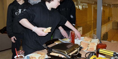 Powiększ grafikę: czerwona-sroda-kiermasz-ciast-dla-tomka-677092.jpg