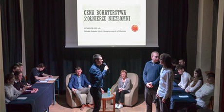 Powiększ grafikę: debata-cena-bohaterstwa-zwiazana-z-dniem-zolnierzy-niezlomnych-680665.jpg