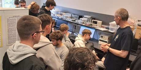Powiększ grafikę: dzien-elektryka-na-wydziale-elektrycznym-uniwersytetu-morskiego-w-gdyni-687551.jpg