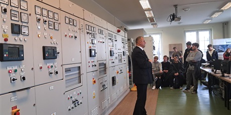 Powiększ grafikę: dzien-elektryka-na-wydziale-elektrycznym-uniwersytetu-morskiego-w-gdyni-687552.jpg