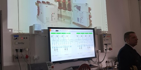 Powiększ grafikę: dzien-elektryka-na-wydziale-elektrycznym-uniwersytetu-morskiego-w-gdyni-687553.jpg