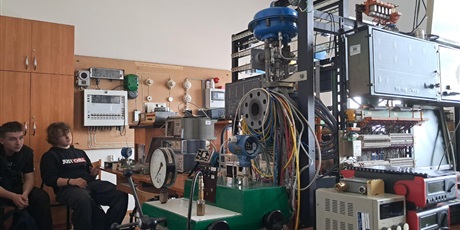 Powiększ grafikę: dzien-elektryka-na-wydziale-elektrycznym-uniwersytetu-morskiego-w-gdyni-687554.jpg