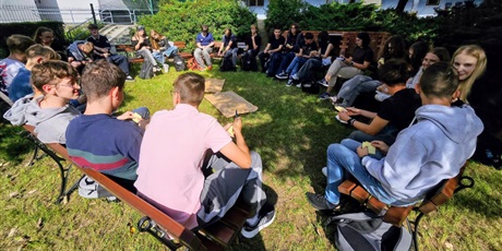 Powiększ grafikę: integracja-klasy-1kp-na-szkolnym-patio--637377.jpg
