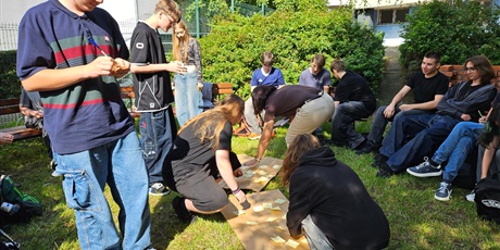 Powiększ grafikę: integracja-klasy-1kp-na-szkolnym-patio--637379.jpg