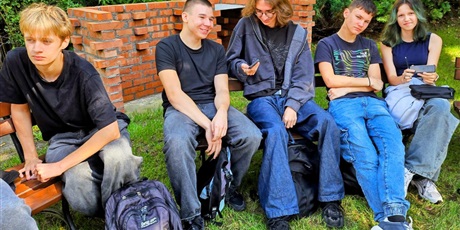 Powiększ grafikę: integracja-klasy-1kp-na-szkolnym-patio--637380.jpg