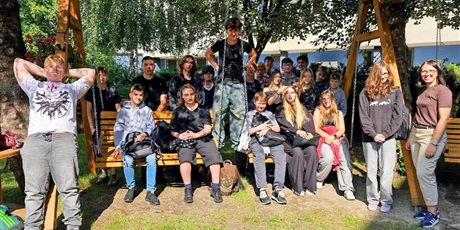 Integracja klasy 1KP na szkolnym patio! 🌿☀️