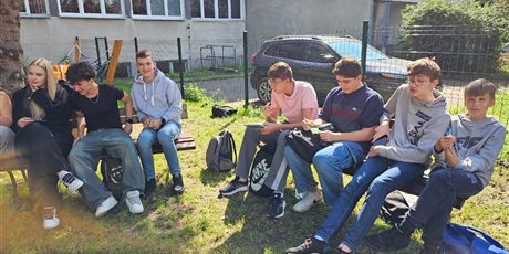 Powiększ grafikę: integracja-klasy-1kp-na-szkolnym-patio--637382.jpg