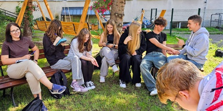 Powiększ grafikę: integracja-klasy-1kp-na-szkolnym-patio--637383.jpg