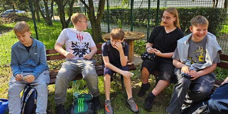 Powiększ grafikę: integracja-klasy-1kp-na-szkolnym-patio--637384.jpg