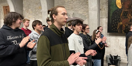 Powiększ grafikę: maturzysci-na-jasnej-gorze-710437.jpg