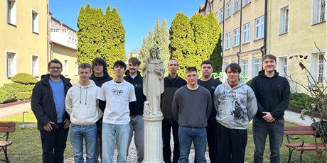 Powiększ grafikę: maturzysci-na-jasnej-gorze-710441.jpg