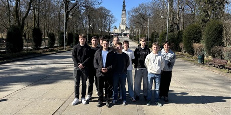 Powiększ grafikę: maturzysci-na-jasnej-gorze-710443.jpg