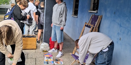 Powiększ grafikę: relacja-z-kiermaszu-podrecznikow-uzywanych-710739.jpg