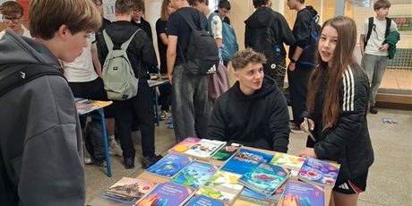 Powiększ grafikę: relacja-z-kiermaszu-podrecznikow-uzywanych-710747.jpg
