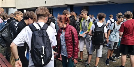 Powiększ grafikę: relacja-z-kiermaszu-podrecznikow-uzywanych-710754.jpg