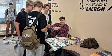 Powiększ grafikę: relacja-z-kiermaszu-podrecznikow-uzywanych-710761.jpg
