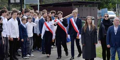 Powiększ grafikę: slubowanie-klas-pierwszych-2025-643705.jpg