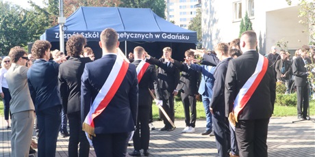 Powiększ grafikę: slubowanie-klas-pierwszych-nowi-uczniowie-oficjalnie-w-spolecznosci-zse-713833.jpg