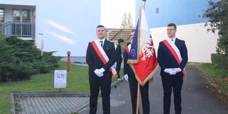 Powiększ grafikę: slubowanie-klas-pierwszych-nowi-uczniowie-oficjalnie-w-spolecznosci-zse-713836.jpg