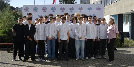 Powiększ grafikę: slubowanie-klas-pierwszych-nowi-uczniowie-oficjalnie-w-spolecznosci-zse-713842.jpg