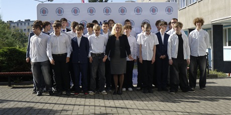 Powiększ grafikę: slubowanie-klas-pierwszych-nowi-uczniowie-oficjalnie-w-spolecznosci-zse-713845.jpg