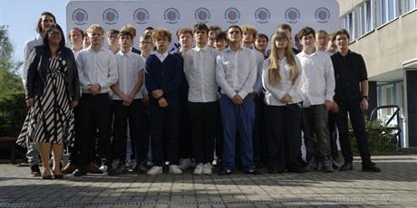 Powiększ grafikę: slubowanie-klas-pierwszych-nowi-uczniowie-oficjalnie-w-spolecznosci-zse-713847.jpg