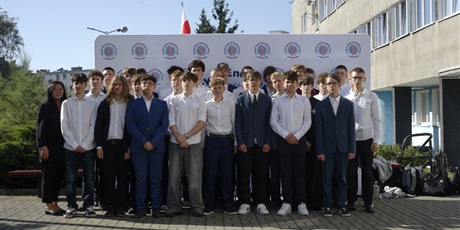 Powiększ grafikę: slubowanie-klas-pierwszych-nowi-uczniowie-oficjalnie-w-spolecznosci-zse-713848.jpg