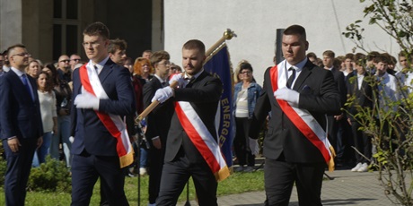 Powiększ grafikę: slubowanie-klas-pierwszych-nowi-uczniowie-oficjalnie-w-spolecznosci-zse-713852.jpg