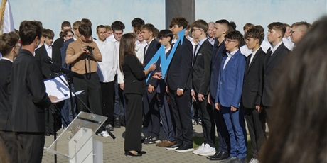 Powiększ grafikę: slubowanie-klas-pierwszych-nowi-uczniowie-oficjalnie-w-spolecznosci-zse-713858.jpg