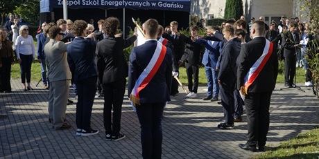 Powiększ grafikę: slubowanie-klas-pierwszych-nowi-uczniowie-oficjalnie-w-spolecznosci-zse-713859.jpg