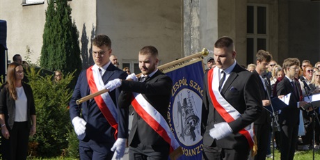 Powiększ grafikę: slubowanie-klas-pierwszych-nowi-uczniowie-oficjalnie-w-spolecznosci-zse-713861.jpg