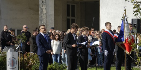 Powiększ grafikę: slubowanie-klas-pierwszych-nowi-uczniowie-oficjalnie-w-spolecznosci-zse-713862.jpg