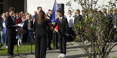 Powiększ grafikę: slubowanie-klas-pierwszych-nowi-uczniowie-oficjalnie-w-spolecznosci-zse-713863.jpg