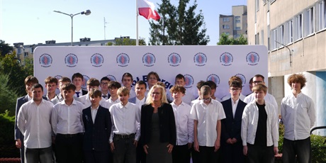 Powiększ grafikę: slubowanie-klas-pierwszych-nowi-uczniowie-oficjalnie-w-spolecznosci-zse-713870.jpg