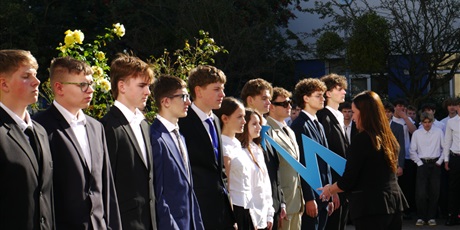 Powiększ grafikę: slubowanie-klas-pierwszych-nowi-uczniowie-oficjalnie-w-spolecznosci-zse-713871.jpg