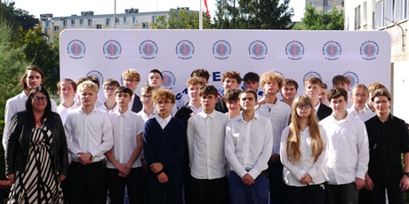 Powiększ grafikę: slubowanie-klas-pierwszych-nowi-uczniowie-oficjalnie-w-spolecznosci-zse-713875.jpg