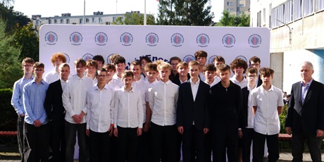Powiększ grafikę: slubowanie-klas-pierwszych-nowi-uczniowie-oficjalnie-w-spolecznosci-zse-713876.jpg