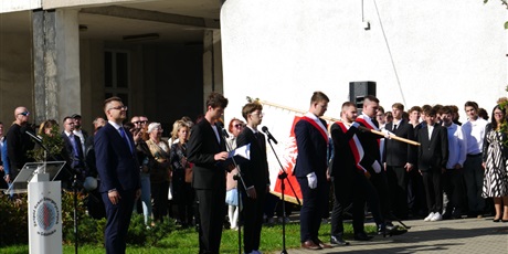 Powiększ grafikę: slubowanie-klas-pierwszych-nowi-uczniowie-oficjalnie-w-spolecznosci-zse-713879.jpg