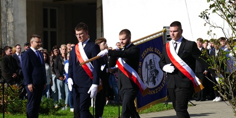 Powiększ grafikę: slubowanie-klas-pierwszych-nowi-uczniowie-oficjalnie-w-spolecznosci-zse-713883.jpg
