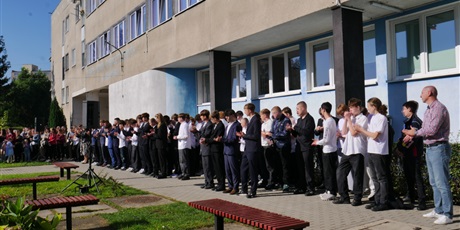 Powiększ grafikę: slubowanie-klas-pierwszych-nowi-uczniowie-oficjalnie-w-spolecznosci-zse-713884.jpg