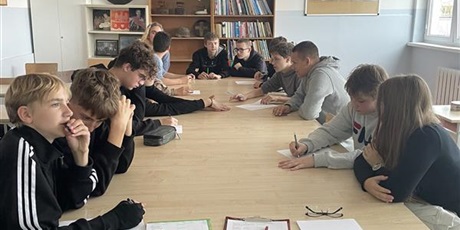 Powiększ grafikę: spotkanie-przedstawicieli-klas-pierwszych-ze-szkolnymi-rzecznikami-praw-ucznia-650671.jpg