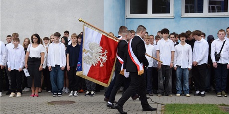Powiększ grafikę: uroczyste-rozpoczecie-roku-szkolnego-2025-2026-636217.jpg