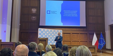 Powiększ grafikę: uroczystosc-wreczenia-dyplomow-stypendystom-prezesa-rady-ministrow-658909.jpg