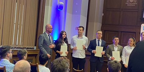 Powiększ grafikę: uroczystosc-wreczenia-dyplomow-stypendystom-prezesa-rady-ministrow-658912.jpg