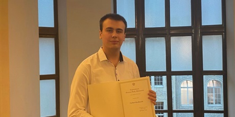 Powiększ grafikę: uroczystosc-wreczenia-dyplomow-stypendystom-prezesa-rady-ministrow-658915.jpg